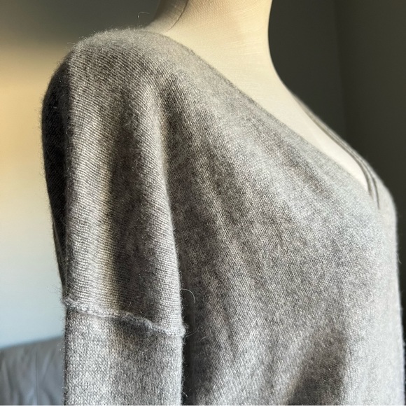 WYATT Collection 100% Cashmere Knit Sweater Sz S Asymmetrical Hem V Neck Grey - Picture 10 of 17